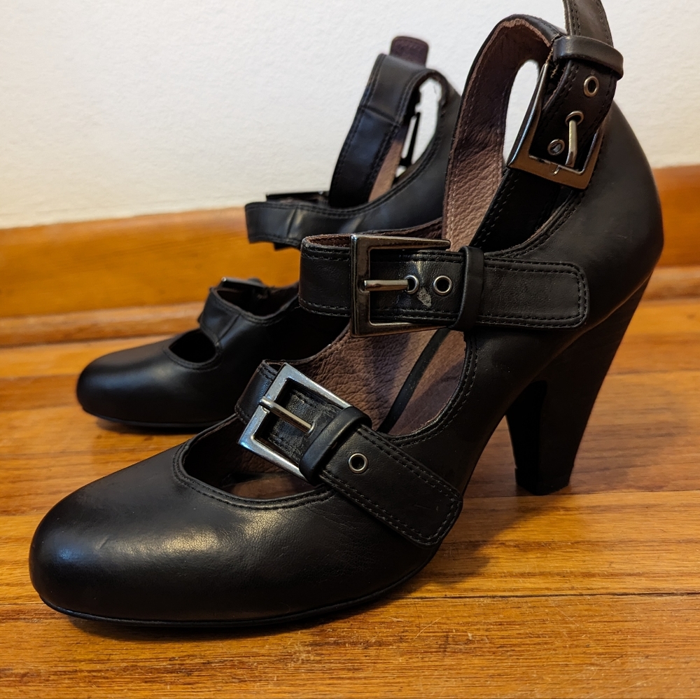 Aldo triple buckle gothic vamp almost toe retro pump